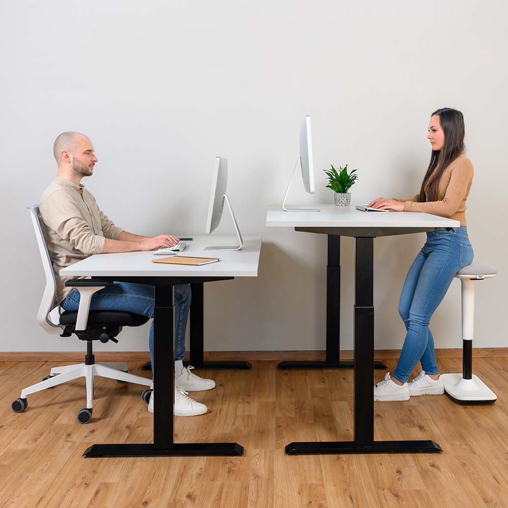 Elektrisch-hoehenverstellbar-Schreibtisch-TOPFIT-Basic-Milieu.jpg BrigFox, Schreibtisch, Mobiliar, Tabelle, Mann, Person