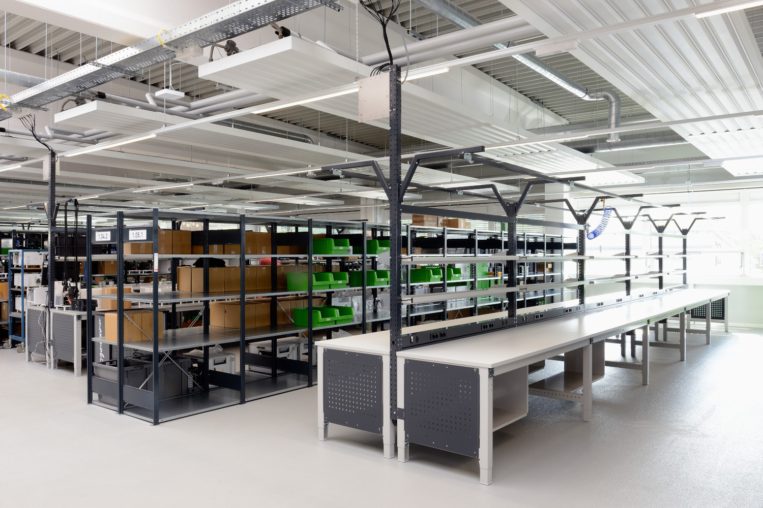 Grund- und Anbautische MULTIPLAN Spezial in ableitfähiger ESD-Ausführung M&C Techgroup Praxisbeispiel Grund- und Anbautische MULTIPLAN Spezial in ableitfähiger ESD-Ausführung M&C Techgroup Praxisbeispiel