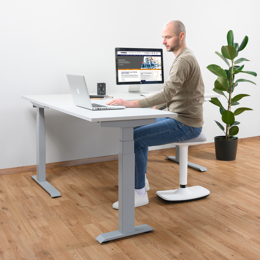Elektrisch-hoehenverstellbar-Schreibtisch-TOPFIT-Ecktisch-Milieu-lichtgrau.jpg BrigFox, Schreibtisch, Mobiliar, Tabelle, Mann, Person