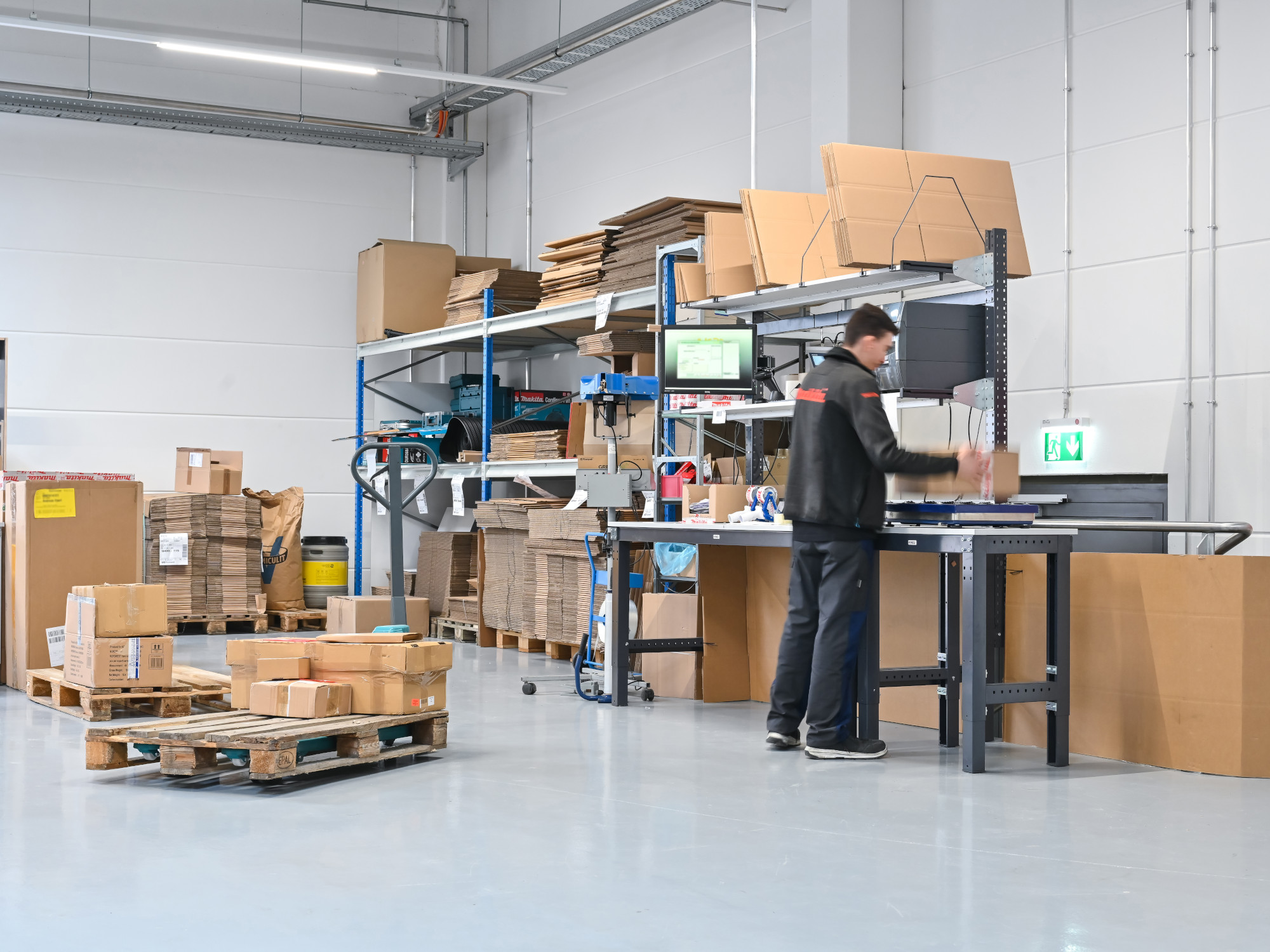 logistik-arbeitsplatz