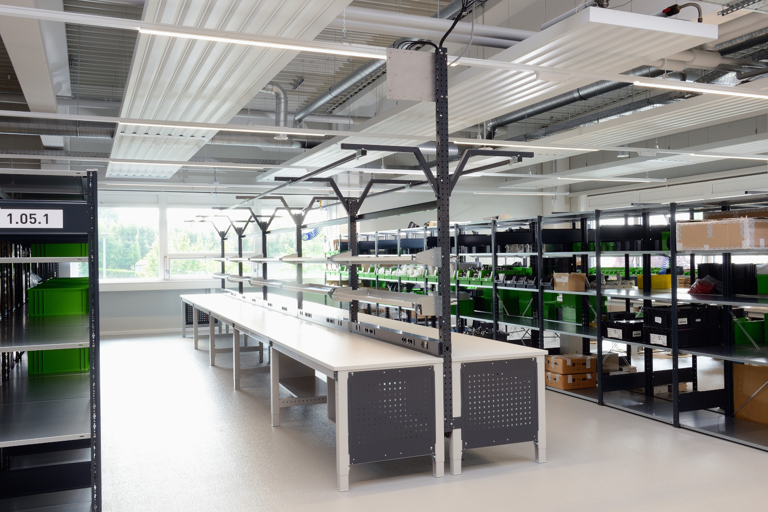 Grund- und Anbautische MULTIPLAN Spezial in ableitfähiger ESD-Ausführung M&C Techgroup Praxisbeispiel Grund- und Anbautische MULTIPLAN Spezial in ableitfähiger ESD-Ausführung M&C Techgroup Praxisbeispiel