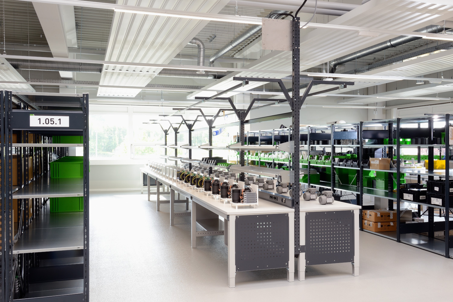 Grund- und Anbautische MULTIPLAN Spezial in ableitfähiger ESD-Ausführung M&C Techgroup Praxisbeispiel Grund- und Anbautische MULTIPLAN Spezial in ableitfähiger ESD-Ausführung M&C Techgroup Praxisbeispiel