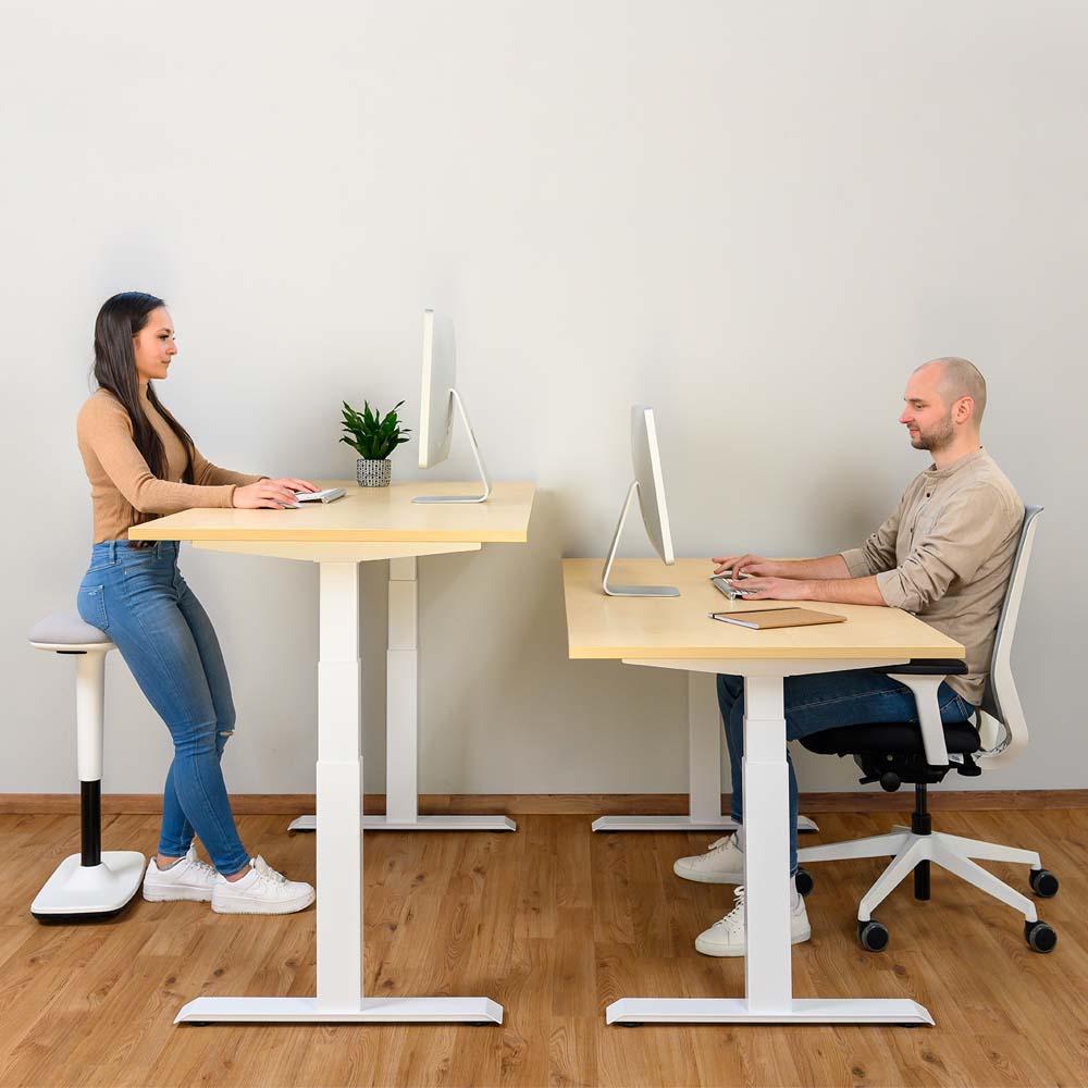 Elektrisch-hoehenverstellbar-Schreibtisch-TOPFIT-Premium-Milieu.jpg BrigFox, Schreibtisch, Mobiliar, Tabelle, Mann, Person