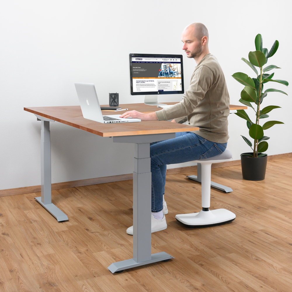 Elektrisch-hoehenverstellbar-Schreibtisch-TOPFIT-Ecktisch-Milieu-buche.jpg BrigFox, Schreibtisch, Mobiliar, Tabelle, Mann, Person