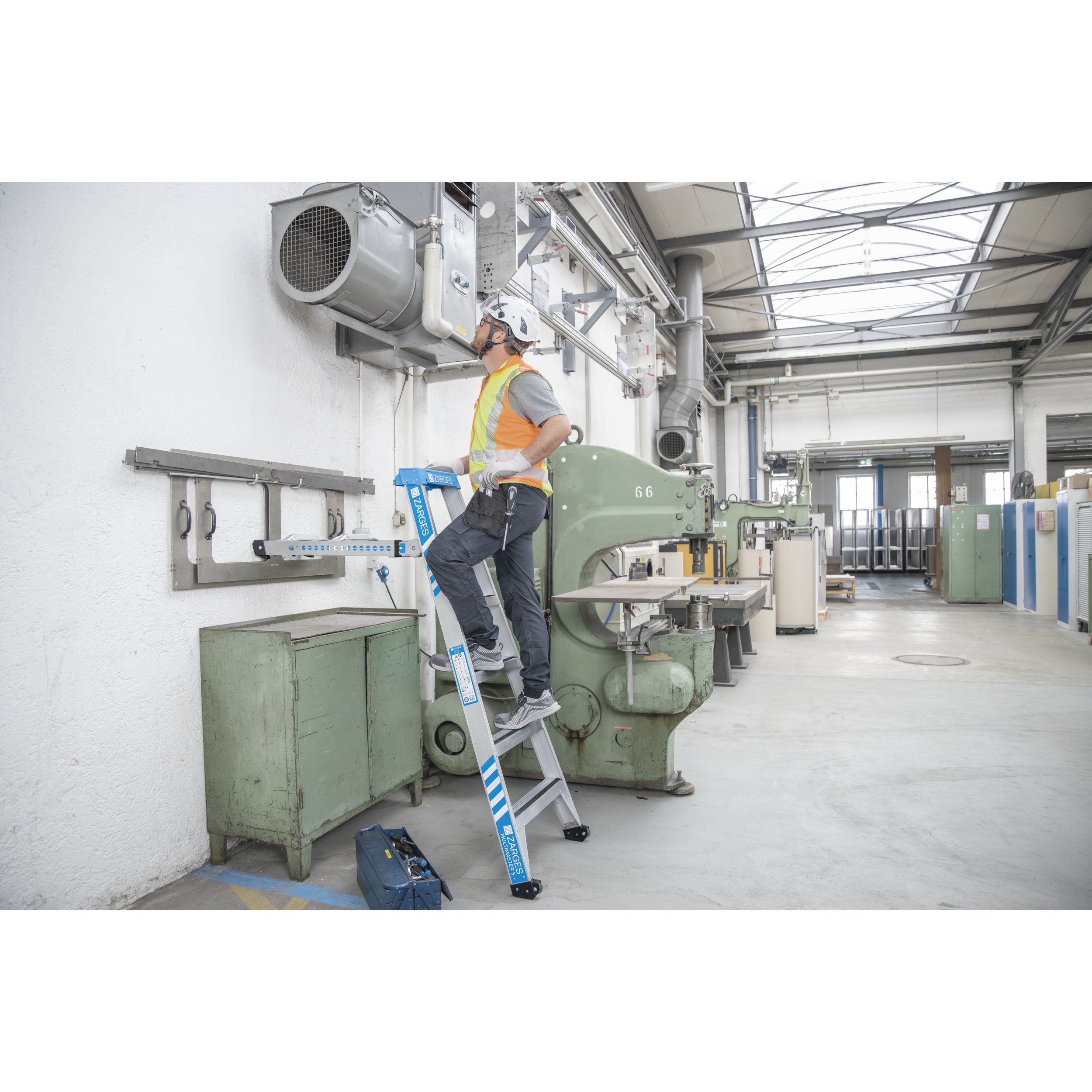 777
00
3
%
Users
jsprinc
Downloads
20250228
4
Zarges-Multifunktionsleiter-Leiter-40331-Milieu-1.jpg
JPG-Datei
, Fabrik, Helm, Erwachsener, Mann, Person