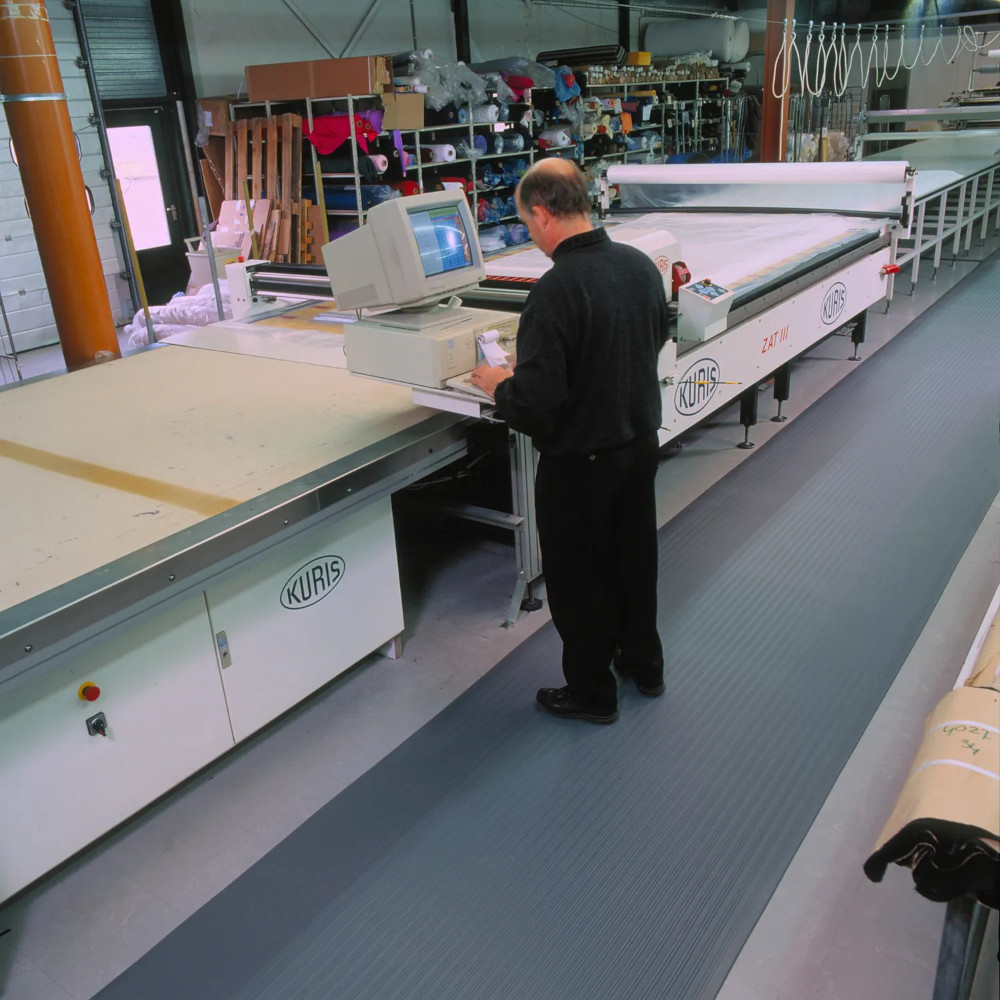 95

handelswaren
09 - Lieferanten
Justrite
03 - Bilder
Bilder-Optimierung EC März 2026
Anti-Ermüdungsmatte Schwarz_Gelb
01 - Vinylbelag 9 mm, Rillenprofil mit Warnstreifen
justrite-anti-ermuedungsmatte-schwarz-gelb-9mm-rillen-09.jpg
JPG-...