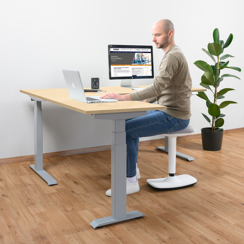 Elektrisch-hoehenverstellbar-Schreibtisch-TOPFIT-Ecktisch-Milieu-ahorn.jpg BrigFox, Schreibtisch, Mobiliar, Tabelle, Mann, Person