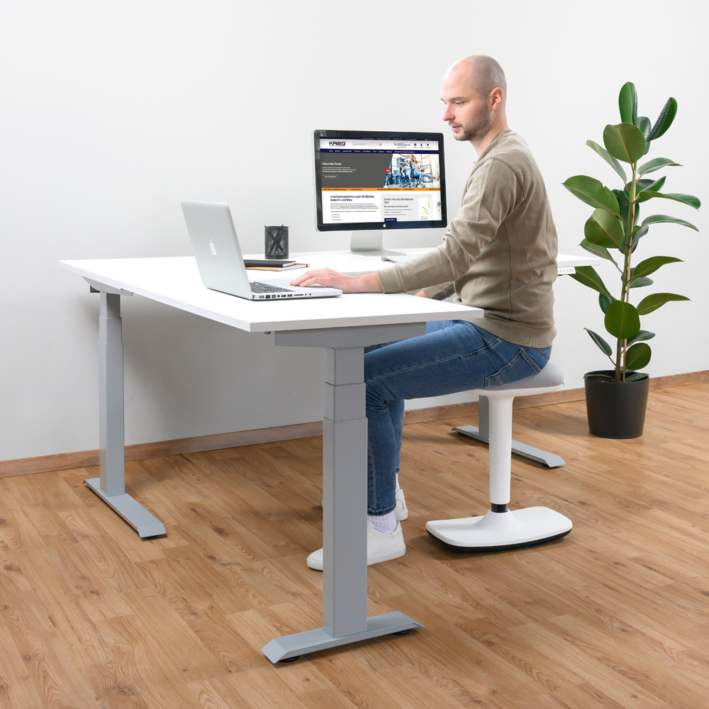 Elektrisch-hoehenverstellbar-Schreibtisch-TOPFIT-Ecktisch-Milieu-weiss.jpg BrigFox