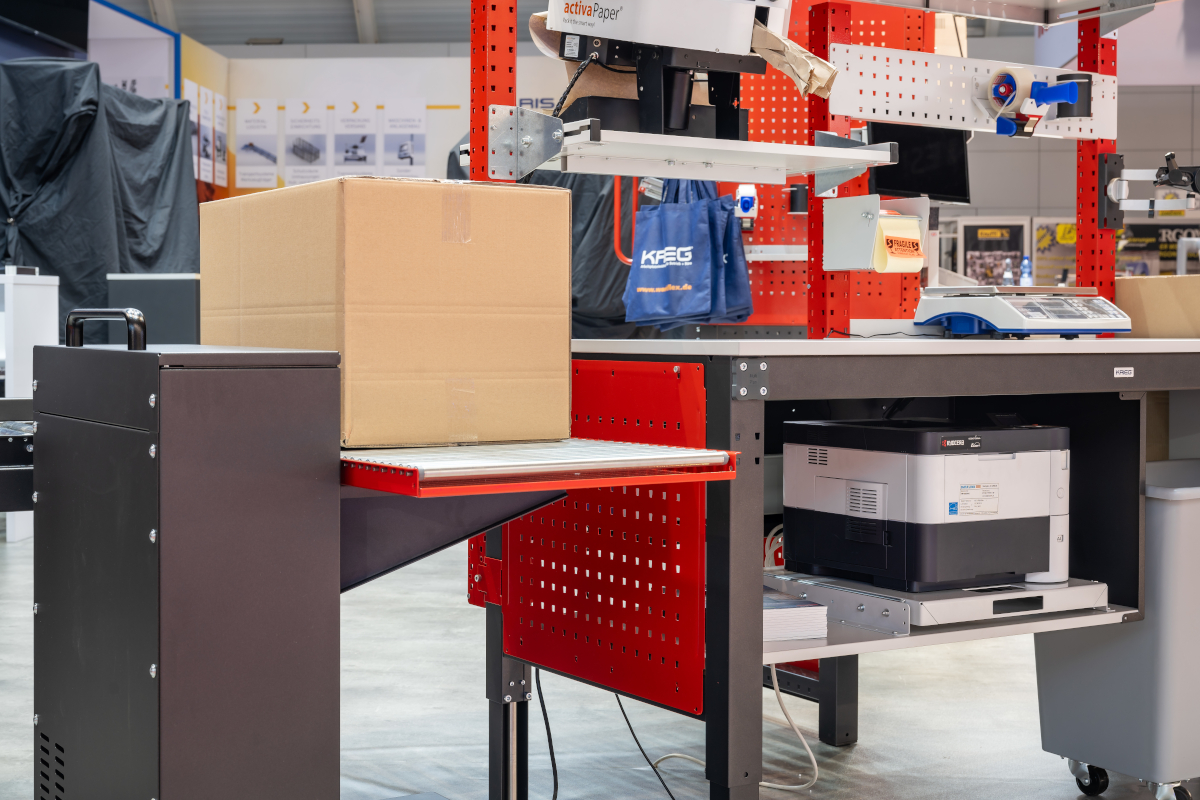 Verpackungsarbeitsplatz mit mobilem Prozesslift Verpackungsarbeitsplatz mit mobilem Prozesslift