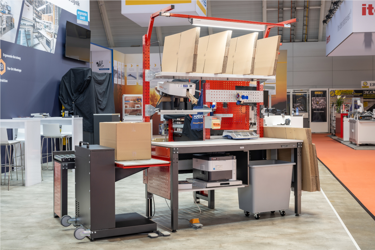 Verpackungsarbeitsplatz mit mobilem Prozesslift Verpackungsarbeitsplatz mit mobilem Prozesslift